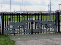 840609 Afbeelding van een metalen silhouet van rugbyspelers op het toegangshek van het terrein van de Utrechts ...